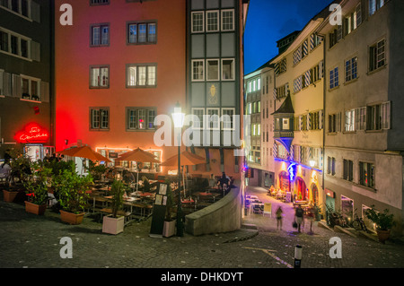 Restaurant à Lindenhof dans la soirée, Bahnhofstrasse, Zurich, Suisse Banque D'Images