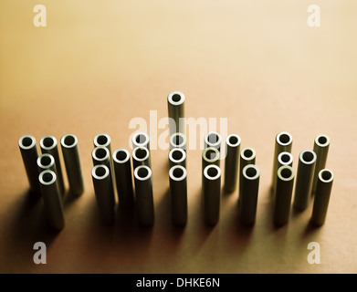 Mot "pense" fait de petits tubes métalliques, copy space Banque D'Images