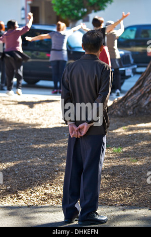 Trottoir de Tai Chi sur Washington Square, San Francisco. Banque D'Images