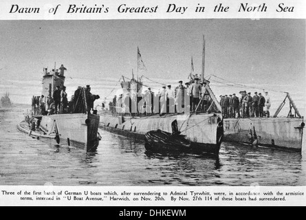 Aube de Britains le grand jour dans la mer du Nord. Premier lot de trois bateaux allemand U se soumettant à l'amiral Tyrwhitt, Banque D'Images