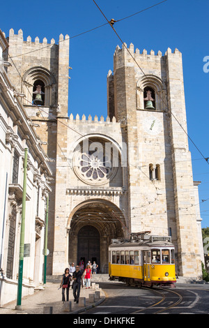 Electrico tram 28 en passant en face de la cathédrale se Catedral dans Alfama, Lisbonne, Lisboa, Portugal Banque D'Images