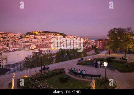 Miradouro São Pedro de Alcantara dans quartier du Chiado avec vue sur quartier de Baixa et le château de San Jorge, St George's Cast Banque D'Images