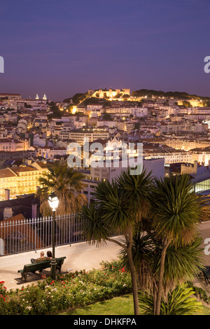 Miradouro São Pedro de Alcantara dans quartier du Chiado avec vue sur quartier de Baixa et le château de San Jorge, St George's Cast Banque D'Images