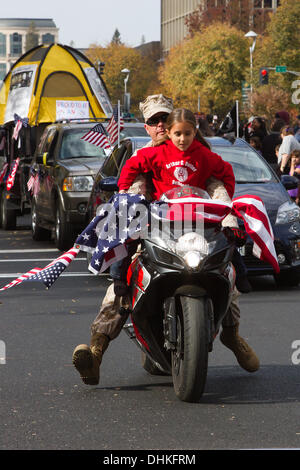 Sacramento, Californie, USA. 11 novembre 2013. Le Défilé des anciens combattants Crédit : Chris Aschenbrener Sacramento/Alamy Live News Banque D'Images