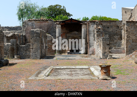 La recherche à travers l'atrium en impluvium, tablinum de la fontaine à la maison de la grande fontaine, Pompéi en Italie. Banque D'Images