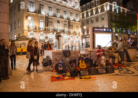 Originaire de l'archipel du Cap Vert, mais maintenant basé à Lisbonne, des musiciens de rue fantastique Guents dy Rincon effectuant à l'extérieur Banque D'Images