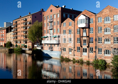 Entrepôts converti au bord de la rivière Aire Appels à l'atterrissage, Leeds, West Yorkshire Banque D'Images