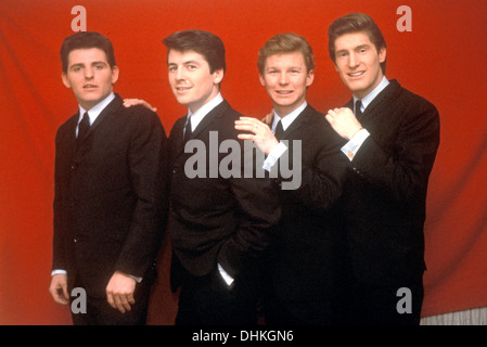 Les chercheurs du groupe pop britannique en 1963. De gauche à droite : Tony Jackson, Mike Pender, John McNally, Chris Curtis Banque D'Images