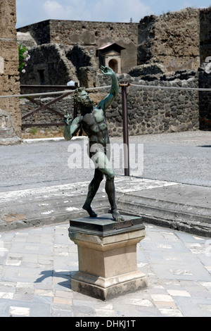 La statue en bronze de la Faune dansant dans le style toscan avec un atrium à l'Impluvium Maison du Faune, Pompéi en Italie. Banque D'Images