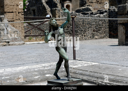 La statue en bronze de la Faune dansant dans le style toscan avec un atrium à l'Impluvium Maison du Faune, Pompéi en Italie. Banque D'Images