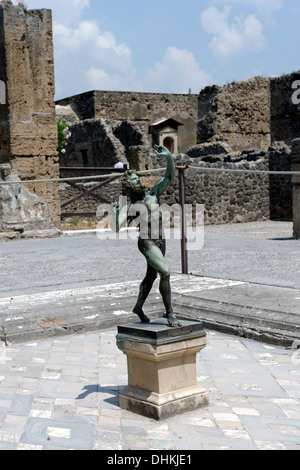 La statue en bronze de la Faune dansant dans le style toscan avec un atrium à l'Impluvium Maison du Faune, Pompéi en Italie. Banque D'Images