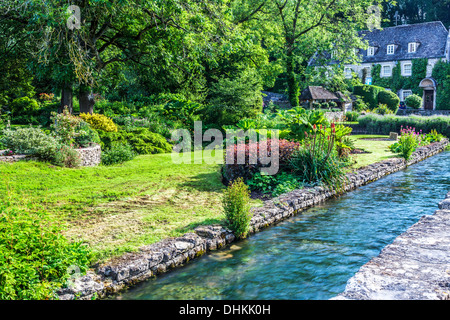 Le joli jardin de la fontaine à la ferme vers l'hôtel Swan dans le village de Cotswold Bibury dans la vallée de Coln. Banque D'Images