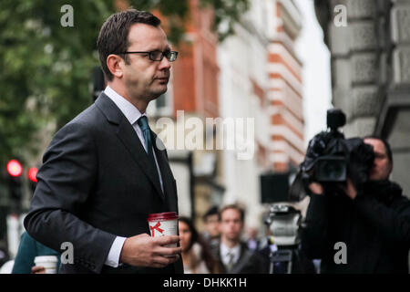 Londres, Royaume-Uni. 12 novembre 2013. Andy Coulson attend d'entrer en cour le téléphone continue à procès hacking Old Bailey. Crédit : Guy Josse/Alamy Live News Banque D'Images