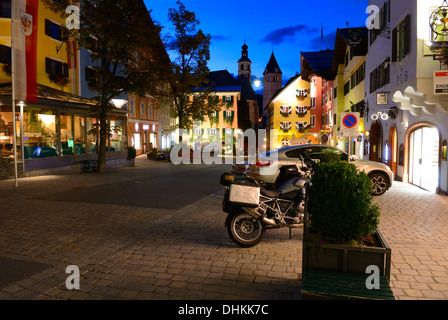 Le célèbre village de Kitzbuhel la nuit Tirol Autriche Banque D'Images