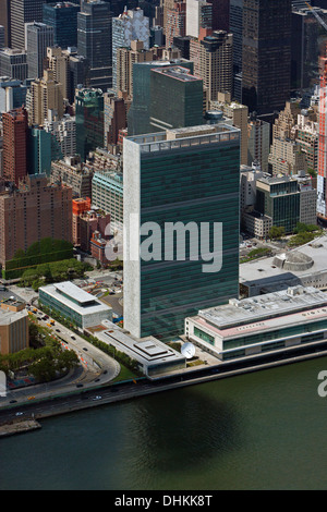 Photographie aérienne siège de l'Organisation des Nations Unies, Bâtiment du Secrétariat, East River, Manhattan, New York City Banque D'Images