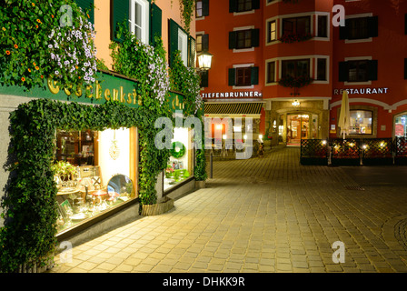 Le célèbre village de Kitzbuhel la nuit Tirol Autriche Banque D'Images