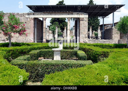 À la première au jardin avec des colonnes ioniques à l'Exedra et arrière péristyle à la maison du Faune, Pompéi en Italie. Banque D'Images