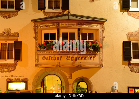 Le célèbre village de Kitzbuhel la nuit Tirol Autriche Banque D'Images