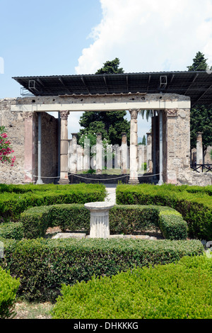 À la première au jardin avec des colonnes ioniques à l'Exedra et arrière péristyle à la maison du Faune, Pompéi en Italie. Banque D'Images