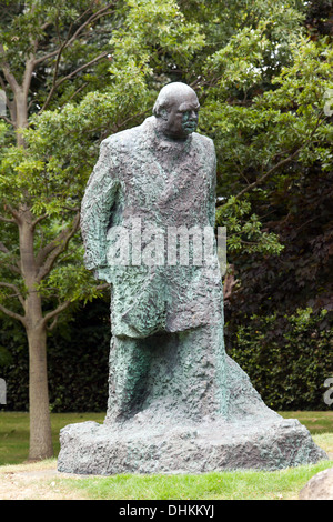 Une statue en bronze de Sir Winston Churchill par Oscar Nemon, debout dans le jardin de pins, Banque D'Images