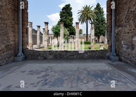 Vue de la copie de la célèbre mosaïque de la bataille d'Alexandre le Grand sur l'Exedra étage de la maison du Faune, Pompéi en Italie. Banque D'Images