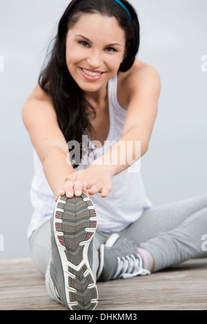 Belle jeune femme fait en plein air des exercices du matin Banque D'Images