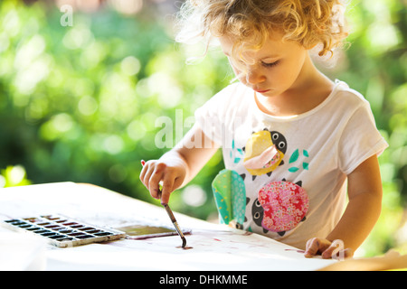 Portrait de petite fille, la peinture en plein air d'été Banque D'Images