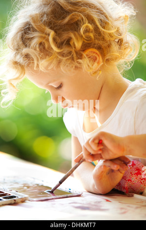 Portrait de petite fille, la peinture en plein air d'été Banque D'Images