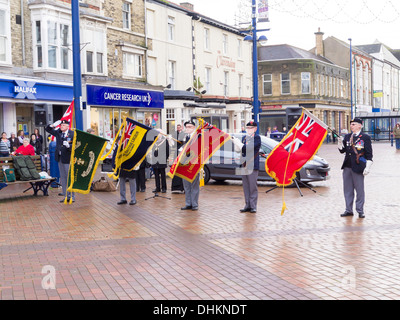 Ancien soldat Eric Howden Maître Parade salue avec 4 étendard au Service du souvenir de la Légion britannique 11/11/2013 Banque D'Images