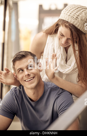 Jeune couple rire dans la ville Banque D'Images