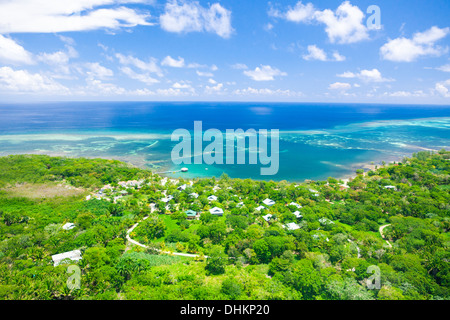 Photo aérienne de Palmetto Bay et les environs de coraux de l'île de Roatan Banque D'Images