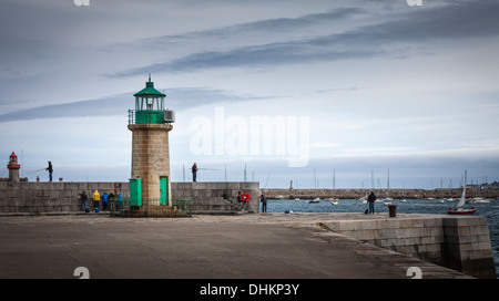 Les pêcheurs au Phare à la fin de la jetée Ouest, Dun Laoghaire Harbour, comté de Dublin, Irlande Banque D'Images