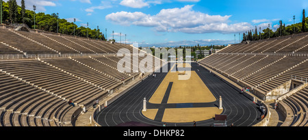 Les premiers Jeux Olympiques modernes ont été organisés ici en 1896. Le stade Panathenic est également connu sous le nom de Kallimarmaro. Banque D'Images