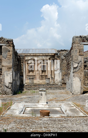 Vue sur l'atrium de marbre bordée à l'impluvium tablinum et péristyle de la maison du taureau, Pompéi en Italie. Banque D'Images