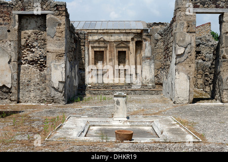 Vue sur l'atrium de marbre bordée à l'impluvium tablinum et péristyle de la maison du taureau, Pompéi en Italie. Banque D'Images