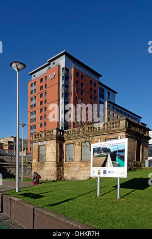 Quai Customs House Gardens améliorations au domaine public scheme le long de la rivière Clyde dans le centre de Glasgow en Écosse avec le Jurys Inn derrière Banque D'Images