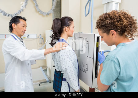 La préparation de l'équipe médicale pour Patient Xray poitrine Banque D'Images