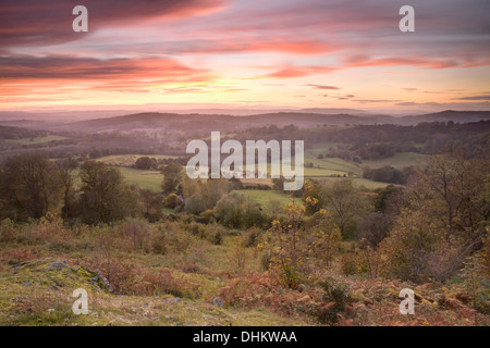 Cette photo a été prise du milieu de l'Hill sur les collines de Malvern, Herefordshire, au coucher du soleil forte coulée de jaunes et roses Banque D'Images