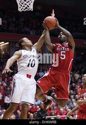 Cincinnati, OH, USA. 12 nov., 2013. 12 novembre 2013 : North Carolina State Wolfpack guard Desmond Lee (5) disques durs pour le panier au-dessus de Cincinnati Bearcats guard Troy Caupain (10) pendant un match de basket-ball de NCAA entre les North Carolina State Wolfpack et les Bearcats de Cincinnati au cinquième troisième sphère. Credit : csm/Alamy Live News Banque D'Images