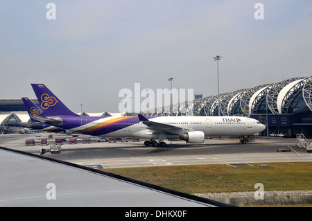 Un Airbus 330-321 de Thai Airways Aéroport de Suvarnabhumi Bangkok Thaïlande Banque D'Images