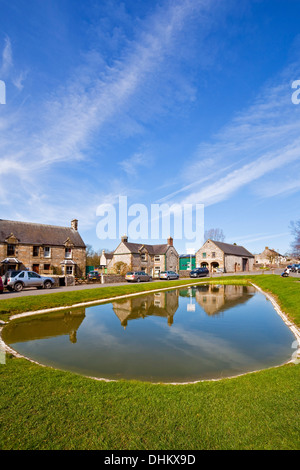 L'étang du village de Peak District Tissington UK Banque D'Images