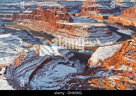 Une mesa de cygne reflète dans le fleuve Colorado partiellement gelé, vu de Dead Horse Point oublier dans l'Utah.