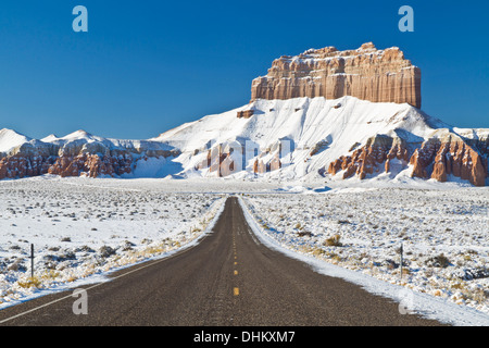 Route à travers les champs couverts de neige se dirigeait vers Wild Horse Butte près de Goblin Valley State Park, Utah Banque D'Images