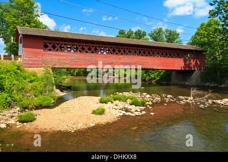 Henry historique pont couvert sur la rivière Walloomsac e au Vermont Banque D'Images