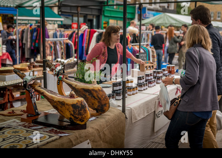 Alimentation à vendre à Broadway market, East London Banque D'Images