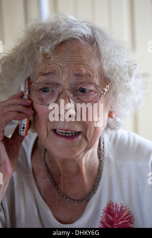 Grand-mère polonaise age 88 conversation sur son téléphone cellulaire. Zawady Centre de la Pologne Banque D'Images