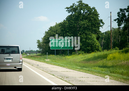 Signe pour le Sinclair Lewis Ave rampe de sortie de l'autoroute 94 à la 20e ville d'origine. Sauk Center Minnesota MN USA Banque D'Images