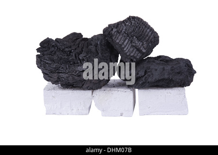 Charbon noir et blanc pour firelighter BBQ isolated on white Banque D'Images