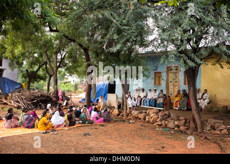 Les patients diabétiques de l'Inde rurale en attente à Sri Sathya Sai Baba l'hôpital d'approche mobile service. L'Andhra Pradesh, Inde. Banque D'Images