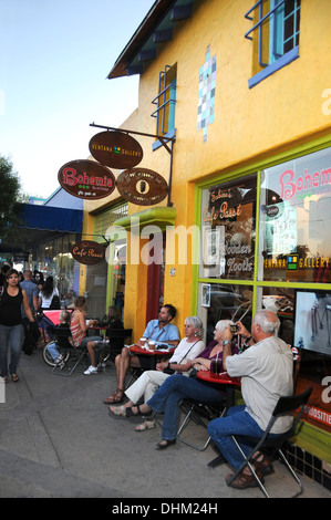 Les visiteurs se détendre le long de la 4e Avenue Nord à Tucson, Arizona, USA. Banque D'Images